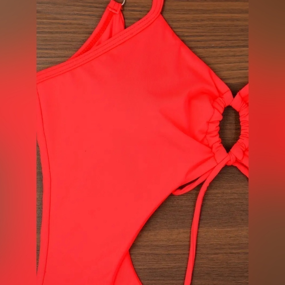 Flattering Solid One-piece Swimsuit - Picture 5 of 5